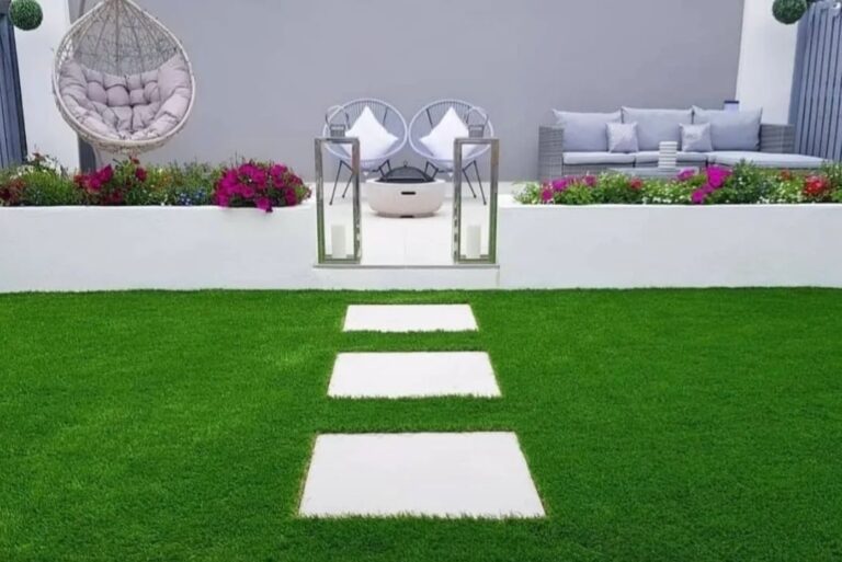 Terraza con césped artificial, losas y muebles de exterior en Las Palmas
